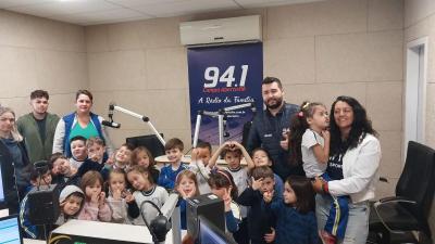 Projeto Como Ã© Grande o Meu Amor Por VocÃª teve alunos do Jardim 2 visitando a Campo Aberto FM